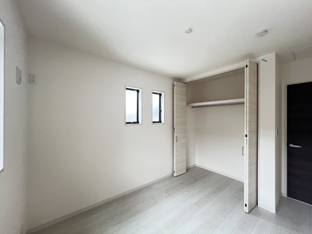 明るい洋室です　収納付き