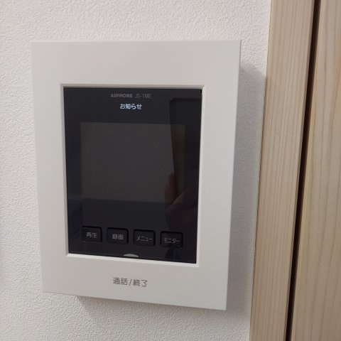 玄関のドアを開けることなく来客の顔や声を確認できるので安心して対応できますね。