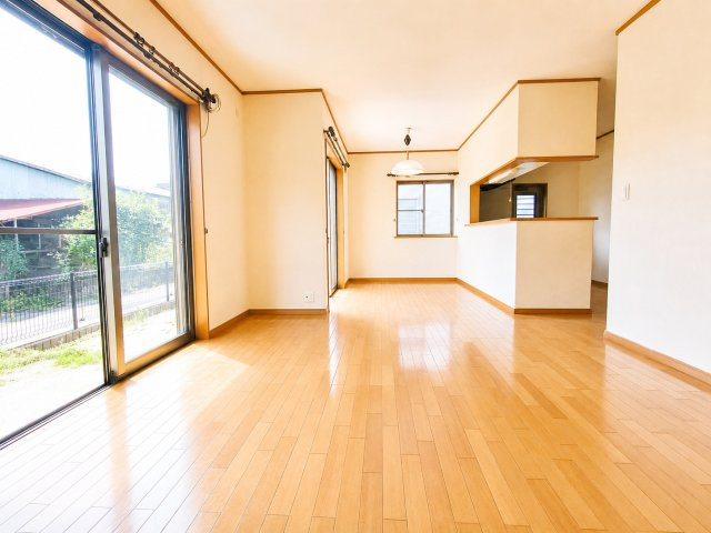 窓が大きくとっても明るい！！　デジタル加工された写真です。