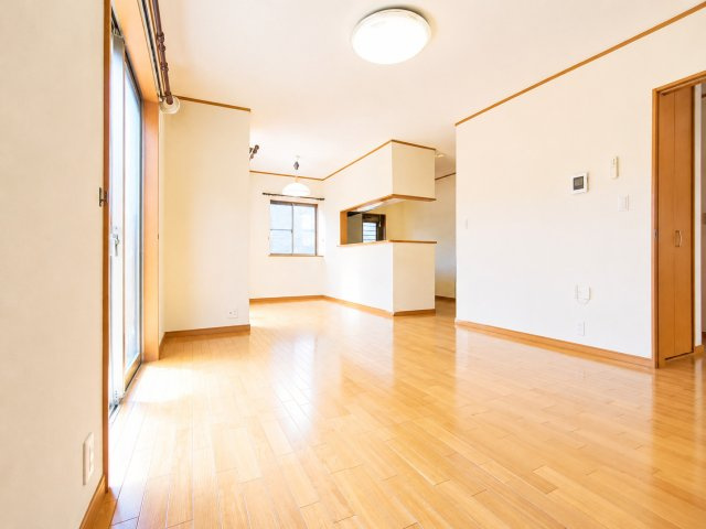 広々LDKは日当たりサンサンでとっても明るい！　デジタル加工された写真です。