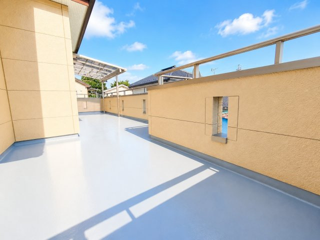 バルコニーはとっても広い！さらにバルコニー屋根も！！　デジタル加工された写真です。