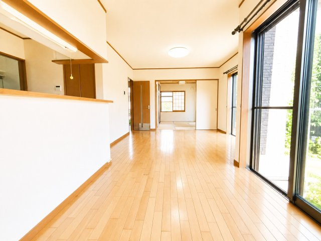 続き間開けると22.5帖ととっても広々！　デジタル加工された写真です。