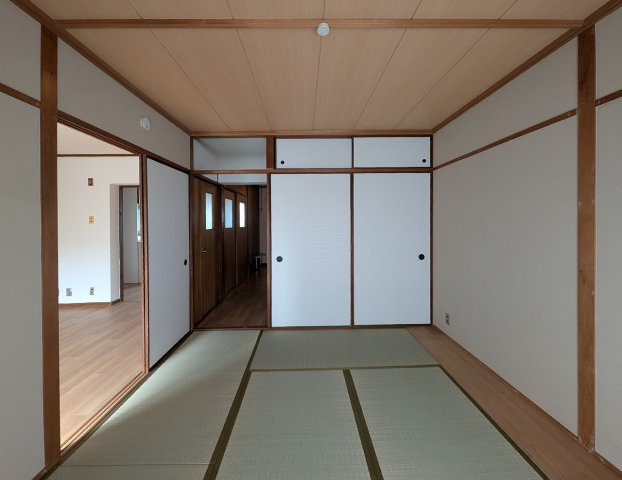和室？です。　南西に窓があり日当たり良好です♪　バルコニーに出られます♪