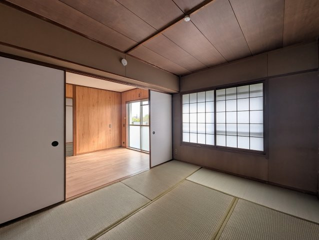 和室？です。　南西に窓があって日当たり良好♪　