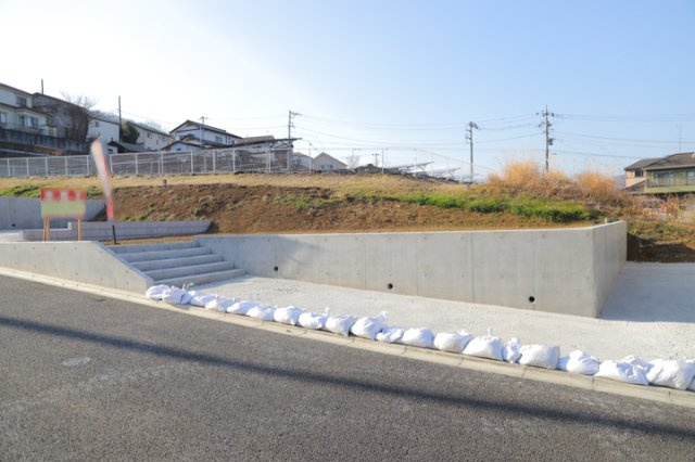 家を建てる場合、方位は要チェックです。現実的に日当たりのよい家ならばリビングは南側、建築基準法でも北側に当たる家への配慮は求められています。土地を見学に行く際は、方位磁針を持って行くようにしましょう。