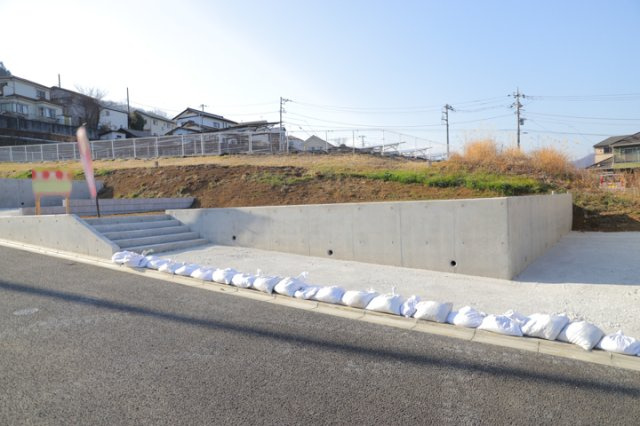 土地を買う際、住む地域の自治体や福祉の補助制度にも注目してみましょう。子供や老人の医療補助やゴミ出しのルールなど、自治体によってルールに大きな違いがあるため、暮らしやすい土地で判断するとよいでしょう。
