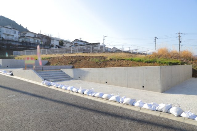 土地の前の道路に消火栓が設置されていることがあります。この場合、道路交通法第45条第1項により、駐車禁止の場所が指定されています。そのため、車庫などの駐車スペースをつくることができない場合があります。