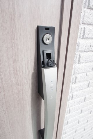 玄関扉はカードキー対応