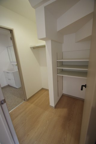 ファミリークローゼット（2帖）は洗面所とつながっています。