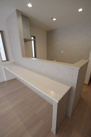 キッチンにはカウンターが付いています。