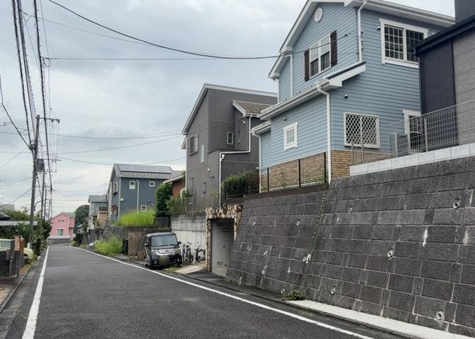 住宅用の土地では前面道路に2m以上接していなければならないと法律で定められています。しかし、お持ちの車のサイズやライフスタイルなどにより、2mでは利便が悪い場合もございますので、事前に確認しましょう。