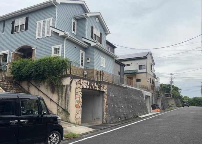道幅が広い場所は日当たりや風通が良好です。幅が広いのですれ違いも可能ですし大きな車でも駐車可能！一方で、大型車が通ることも多くなるため交通量の増加により騒音に繋がります。また土地の値段が高くなります。