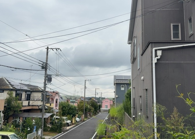 桜や紅葉の名所に出かける人は多いと思いますが、家にいながら季節の移ろいを感じる生活を送りませんか？リビングや窓から見える景色が生活を彩るワンポイントに！現地から見える景色を堪能してみては如何でしょう。
