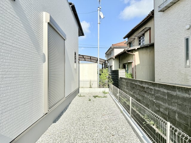 屋外にはちょっとしたお庭スペースがあり、親子でガーデニングやお子様用プールなどで楽しんでみてはいかがでしょうか☆