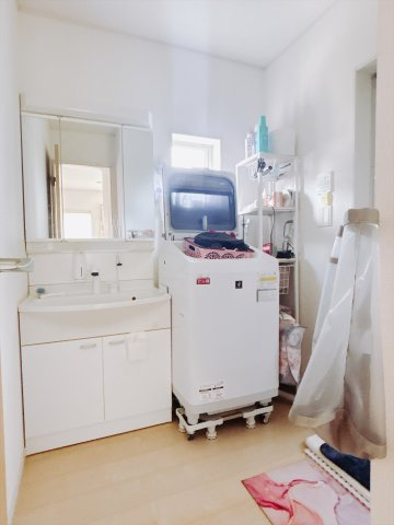 ■洗面室｜ゆとりのある洗面脱衣室ではお子様と並んで歯磨きもできるので一緒に成長を楽しめます♪ひろびろとした洗面室で、朝の準備も楽しくなります☆.*