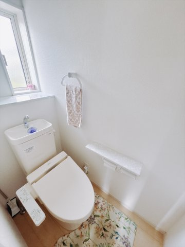 ■トイレ｜白を基調としたトイレになってます♪窓付きなので常に綺麗を保てます♪