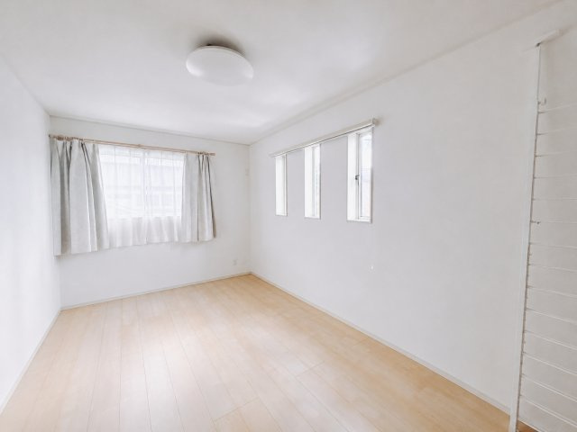 ■2階洋室｜お子様の一人部屋にピッタリな洋室。木のぬくもりを感じるフローリングは、天然木の味わいが時とともに深みを増していきます。また、傷にも強く、フリーワックスでお手入れもラクラクです♪