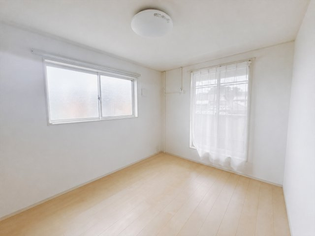 ■2階洋室｜2階洋室には大きな窓をご用意しています。日中はあたたかな日差し差し込み自分時間も充実できますね＾＾