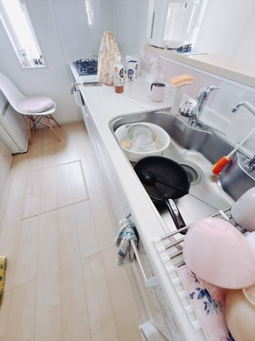 ■キッチン｜ワークトップ下には、圧力鍋やパスタ鍋などのかさばる調理器具もラクラク収納可能なスライド収納！ものが溢れがちなキッチン回りもスッキリきれいに管理ができます♪