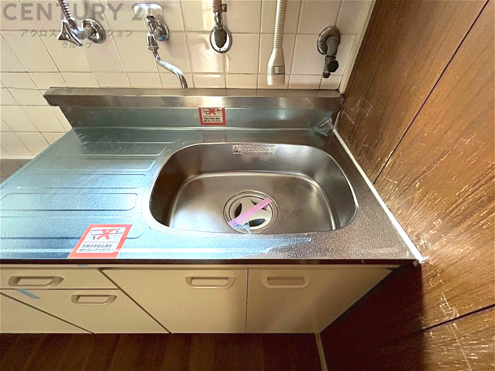 大きなシンクでお鍋などの大きな調理器具を洗う際にも便利です。　