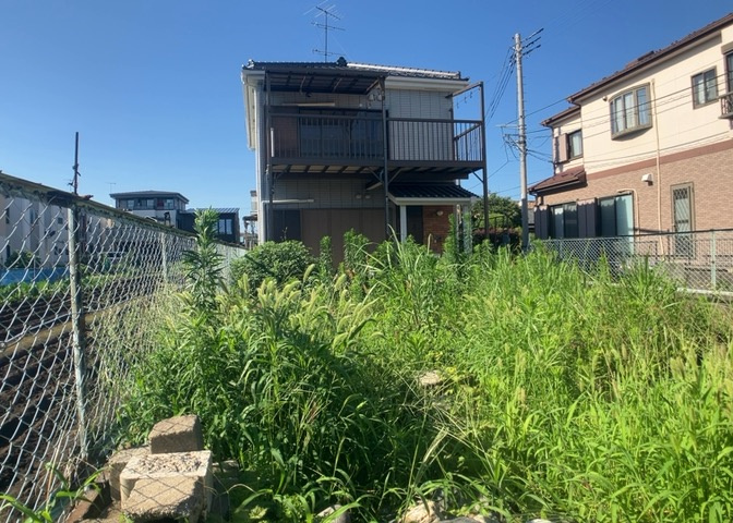 土地の形が極端に長細かったり、狭小地、あるいは道路との高低差がある傾斜地だった場合、後々売ろうとしても買い手がつかない場合もあります。後々、売却することになった時に価値の下がらない土地を選びましょう。