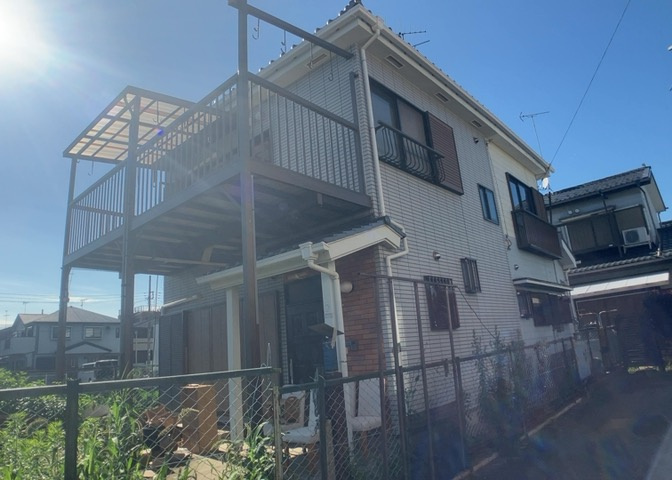 土地の面積＝住宅面積ではありません。建ぺい率の問題などで、土地のある場所によって住宅を建てられる面積は限られています。高さもしかり、「土地」という言葉の中には、建築条件も含まれると考えておきましょう。