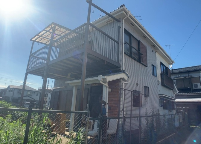 家を建てる場合、方位は要チェックです。現実的に日当たりのよい家ならばリビングは南側、建築基準法でも北側に当たる家への配慮は求められています。土地を見学に行く際は、方位磁針を持って行くようにしましょう。