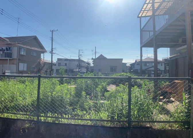 土地を買う際、住む地域の自治体や福祉の補助制度にも注目してみましょう。子供や老人の医療補助やゴミ出しのルールなど、自治体によってルールに大きな違いがあるため、暮らしやすい土地で判断するとよいでしょう。