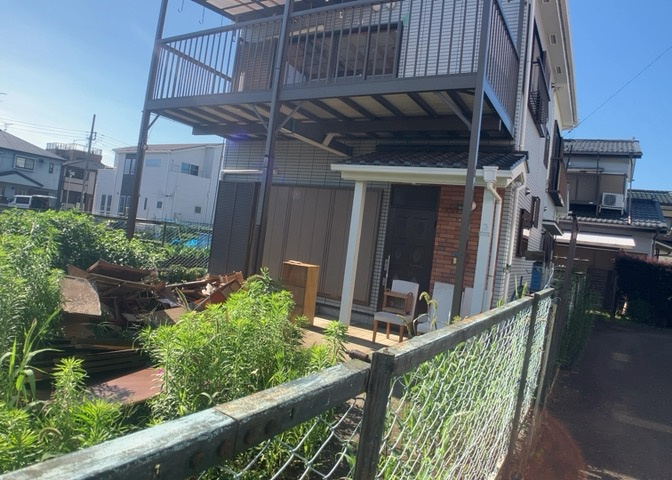 土地の前の道路に消火栓が設置されていることがあります。この場合、道路交通法第45条第1項により、駐車禁止の場所が指定されています。そのため、車庫などの駐車スペースをつくることができない場合があります。