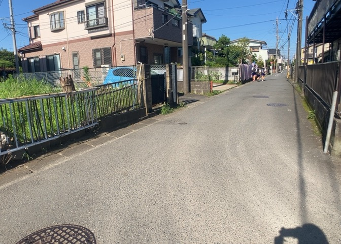 現地に行くなら、物件の周囲の地形がどうなっているかを見ることも大切です。周辺より低くなっている土地では、大雨などで水が集まりやすいため、地盤が弱くなっているということも考えられるため、注意が必要です。