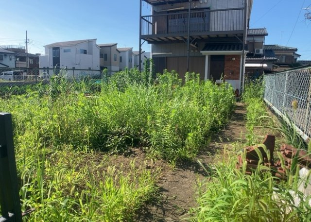 土地購入を検討されている場合、境界杭がない状態で購入してしまうと境界確定測量をする必要があり、費用がかかります。購入の前に、売主、隣土地所有者立ち合いのもと境界を確定し境界杭を設置するのがベストです。