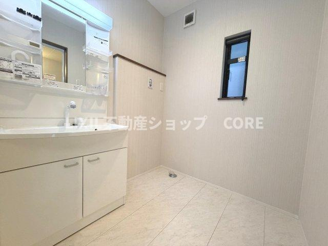 清潔感のある色で統一されたプライベート空間は、身だしなみチェックや肌のお手入れに最適です。