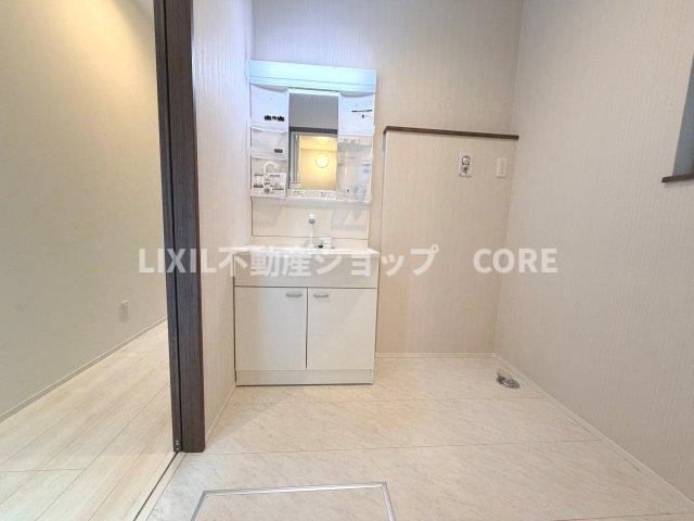 落ち着いた空間を演出するカラーと、ゆったり落ち着いてお使い頂ける広さが魅力のパウダールーム。