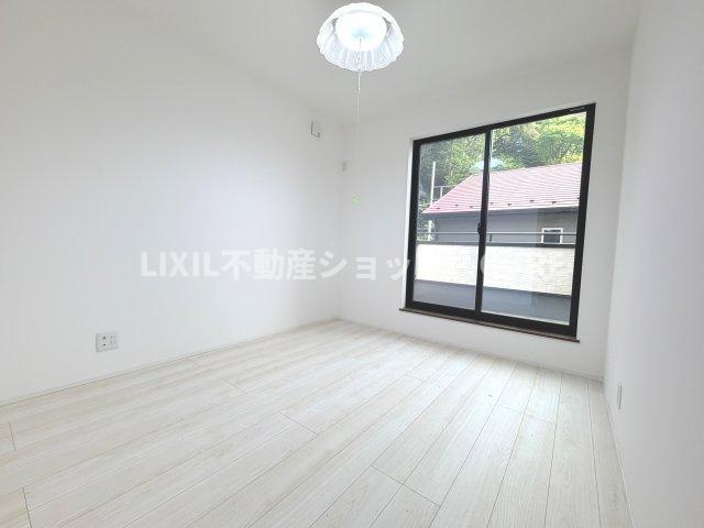 バルコニーに面した大きな窓は、お陽さまの光とさわやかな風をたっぷりとりこめます。