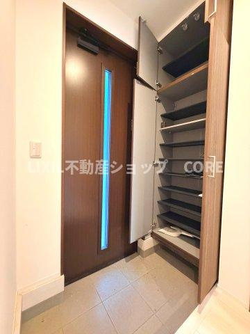 下駄箱は可動棚タイプになっていますので、脚の長いブーツや長靴もたっぷり収納いただけます。