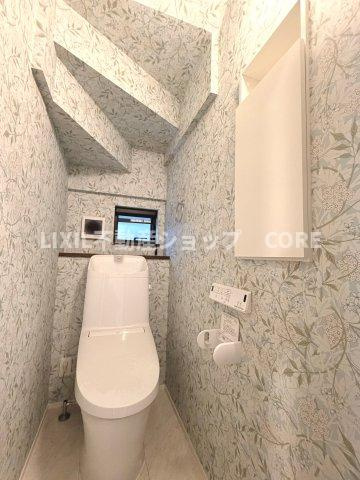 そのゆったりとした空間には洗練されたデザインのウォシュレット付きトイレを装備！