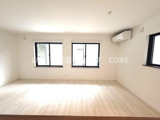 光と風が溢れる開放的なリビングダイニングには自然と家族みんなが集まってきます。