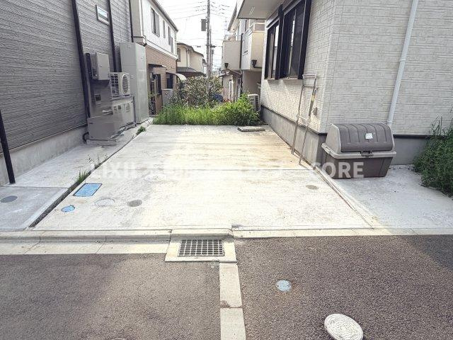 ゆったりとした駐車スペースを確保いたしましたので、大きめのお車でも駐車可能です。