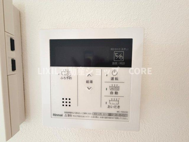 お風呂はボタンひとつで一定量の湯を浴槽に張ったり、保温や追い焚きをすることができる便利な機能付