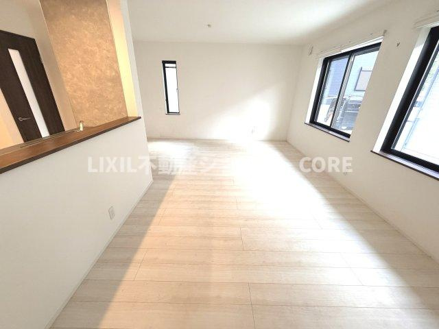 家族の一体感を感じられる広々としたリビングスペース。家族の笑い声が今にも目に浮かびそう。