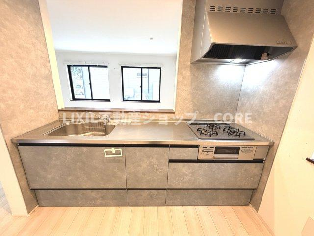 油や調味料はもちろんのこと、ビールや非常食なども収納できるほどの収納スペースを確保しています