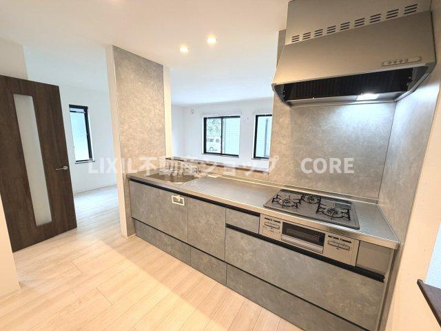 リビングで遊ぶお子様を見守りながらお料理が出来る対面式カウンターキッチンになります。