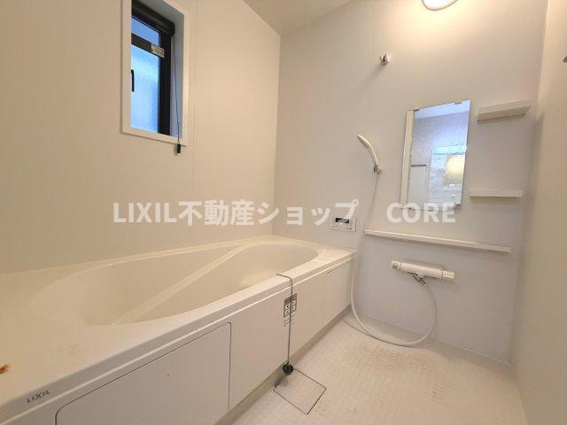 浴室乾燥暖房付のバスルーム。天気や時間を気にせずに、いつでも洗濯物を乾かせます。