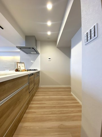 キッチン幅　ゆとりある調理スペースを確保したキッチンまわり。効率的に料理や後片付けが行える設計で、上下段の収納により調理器具や調味料もスマートに収まります。