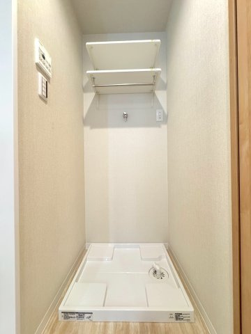 ランドリースペース　洗濯機置場周辺には洗剤等を置けるスペースを確保。水回りの動線がコンパクトにまとまっており、毎日の洗濯作業や浴室乾燥機への移動も効率的に行えます。