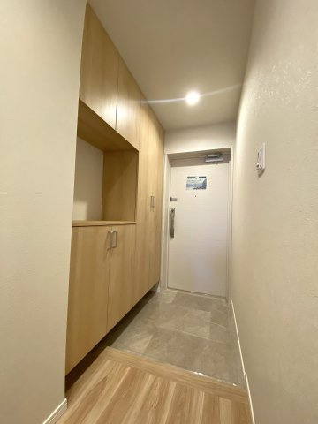 玄関　住まいの顔となる清潔感あふれる玄関スペース。アルコープ（3.96？）付きでプライバシーにも配慮されています。シューズボックス完備で靴もスッキリ収納できます。