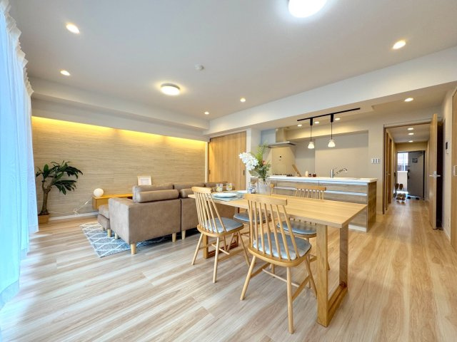 リビング19.1帖　開放感あふれる広々LDK！家具を配置してもゆとりがあり、ご家族でゆったりお過ごしいただけます。新規リノベーション完了により、清潔感のあるキレイな空間で新生活をスタートできます。　