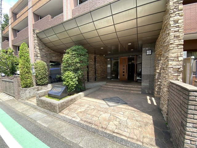 エントランス入り口　清潔感と重厚感のあるエントランスアプローチ。手入れの行き届いた管理体制で、住まう人を優しく迎え、毎日の帰宅時にも安心感を与えてくれます。