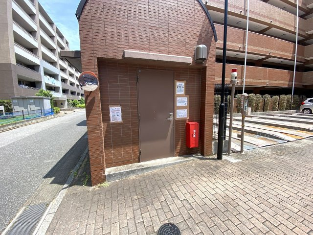 ゴミ捨て場　居住者専用の「敷地内ゴミ置場」完備。曜日ごとのルールに合わせてスムーズに出せるため、悪天候の日や忙しい朝のゴミ出しもラクラク行えます。