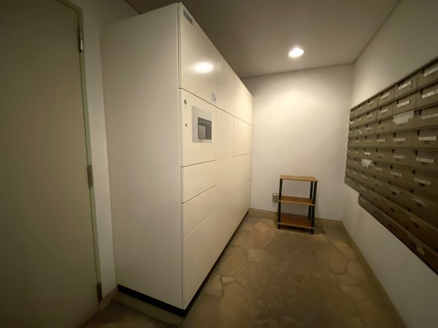 宅配ボックス　不在時でもスムーズに荷物を受け取れる「宅配ボックス」完備。ネットショッピングの利用が多い方はもちろん、帰宅が遅い日や防犯面で対面受取を避けたい時にも便利です。